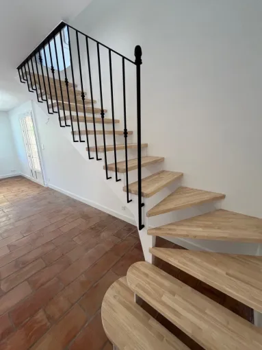 Fabrication d'un escalier métallique et bois sur la commune d'Aix en Provence, Vitrolles, EDC13