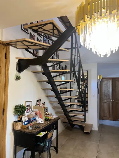 Escalier limon central acier brut sur Marseille, Vitrolles, EDC13