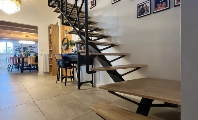 Escalier limon central acier brut sur Marseille, Vitrolles, EDC13