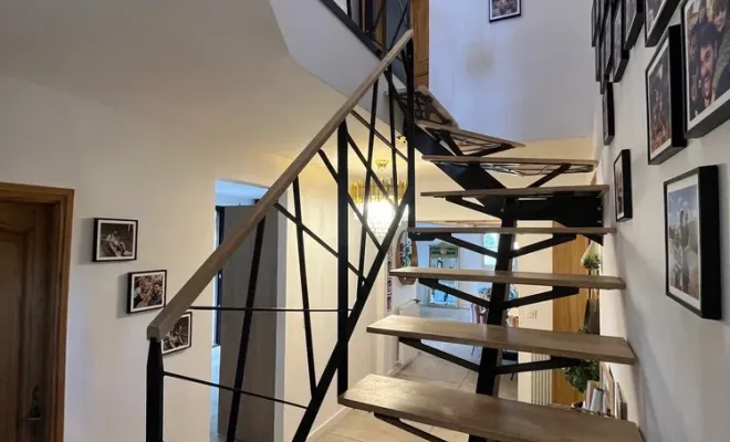 Escalier limon central acier brut sur Marseille, Vitrolles, EDC13