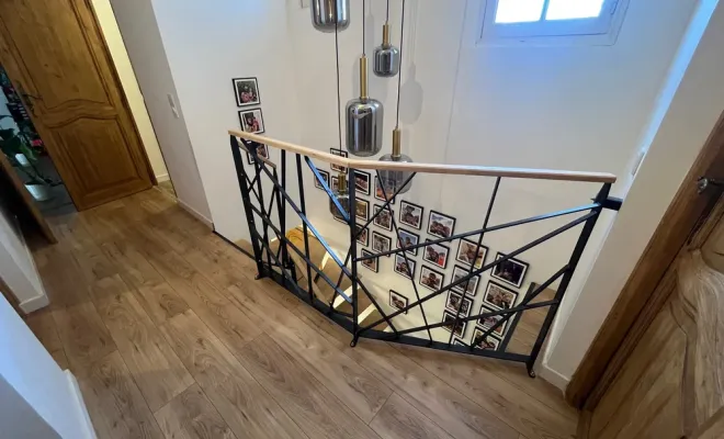 Escalier limon central acier brut sur Marseille, Vitrolles, EDC13