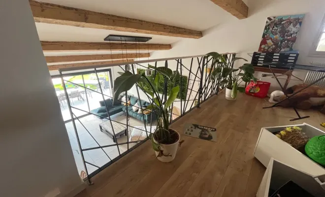 Escalier limon central acier brut sur Marseille, Vitrolles, EDC13